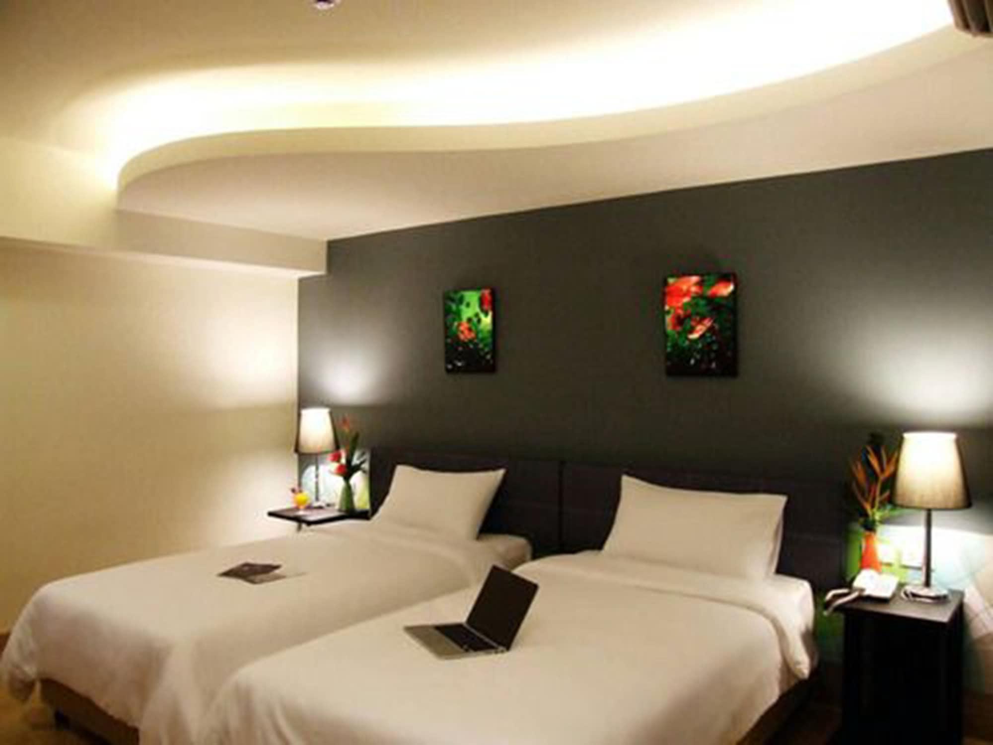 Grand Tower Inn Sathorn Hotel Бангкок Экстерьер фото