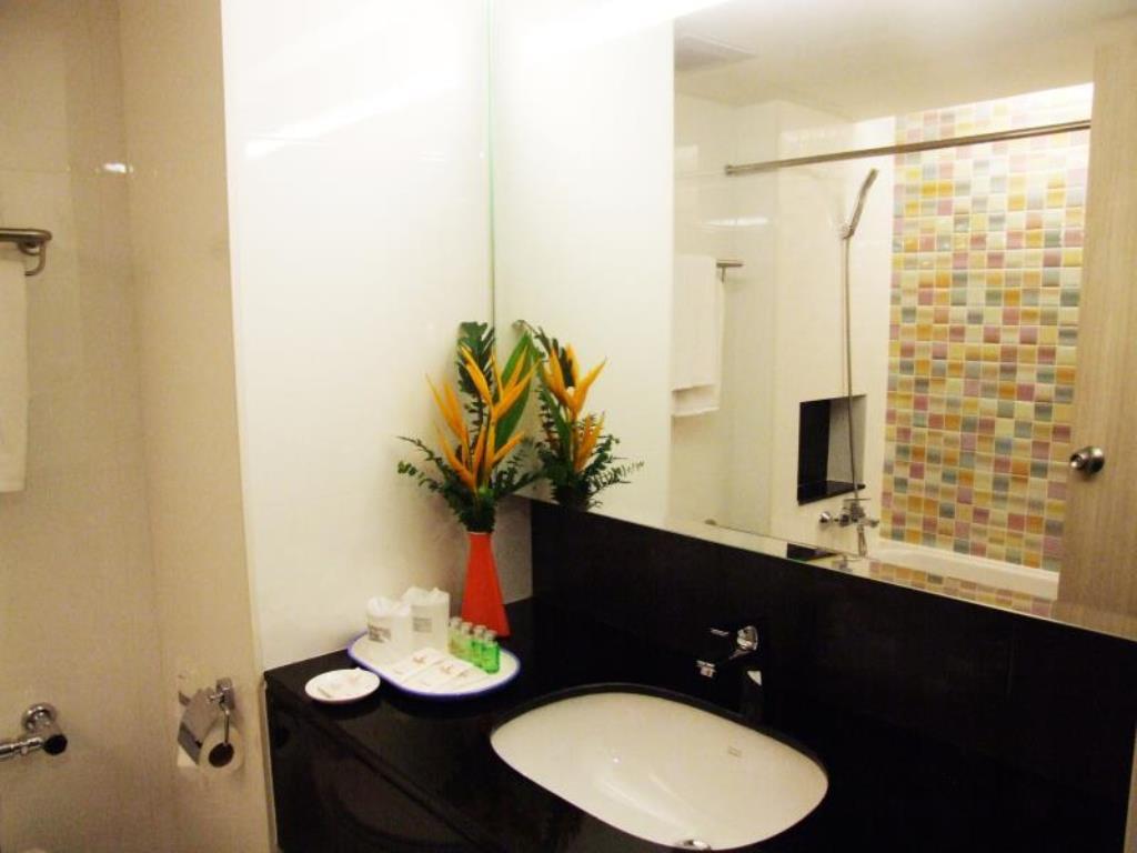 Grand Tower Inn Sathorn Hotel Бангкок Экстерьер фото