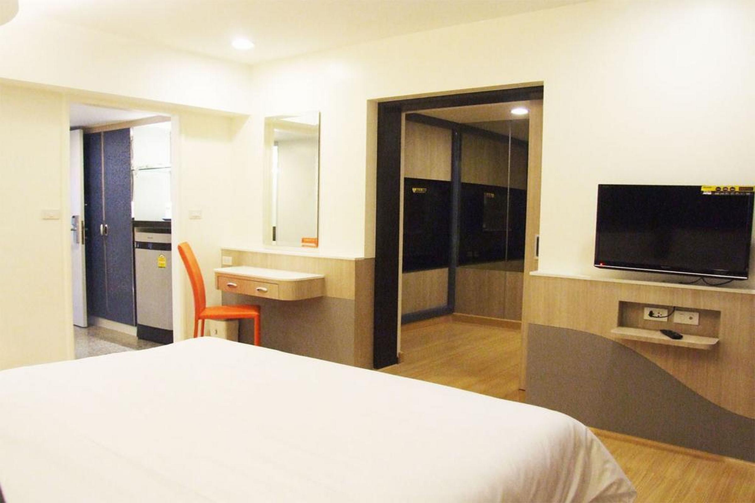 Grand Tower Inn Sathorn Hotel Бангкок Экстерьер фото