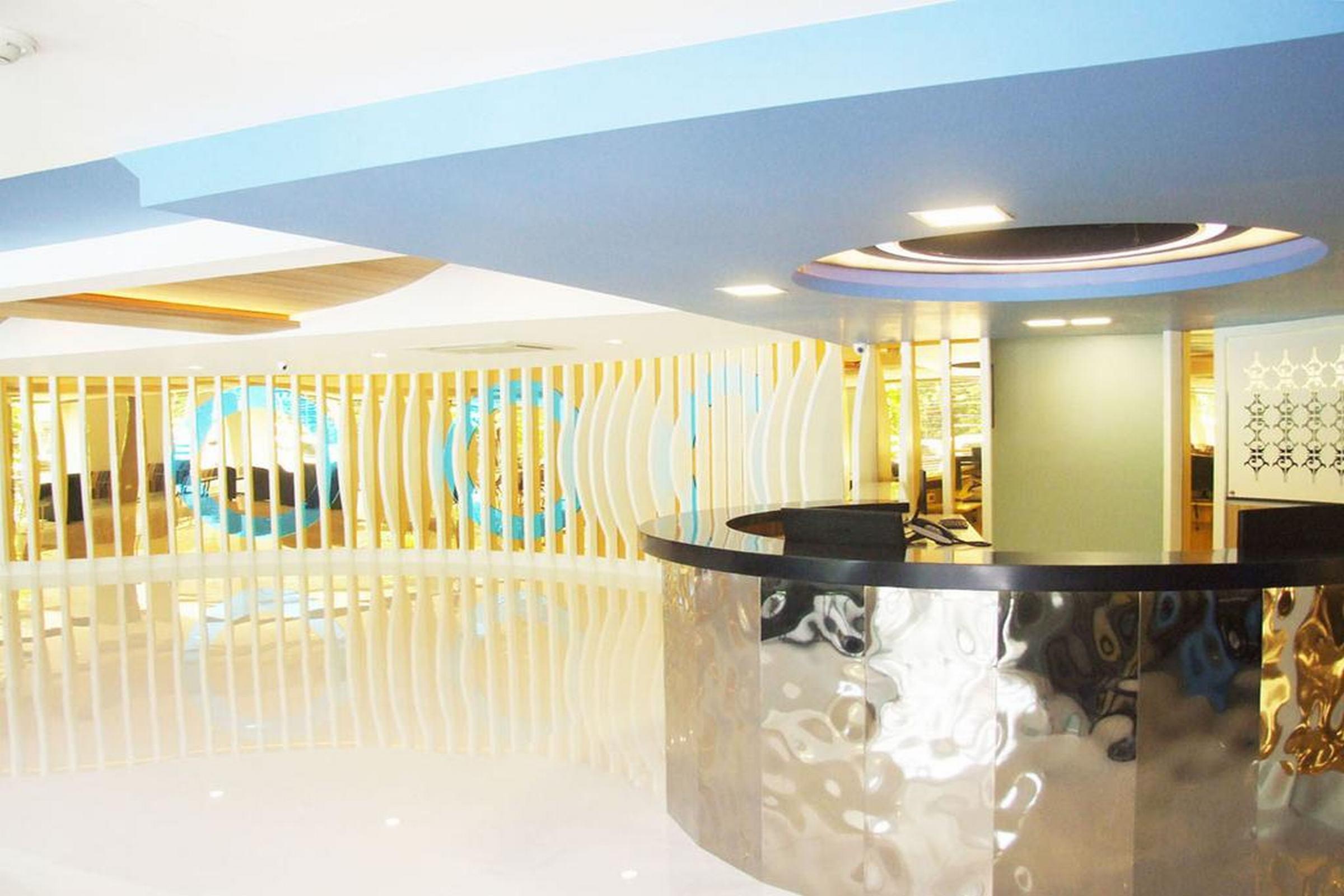 Grand Tower Inn Sathorn Hotel Бангкок Экстерьер фото