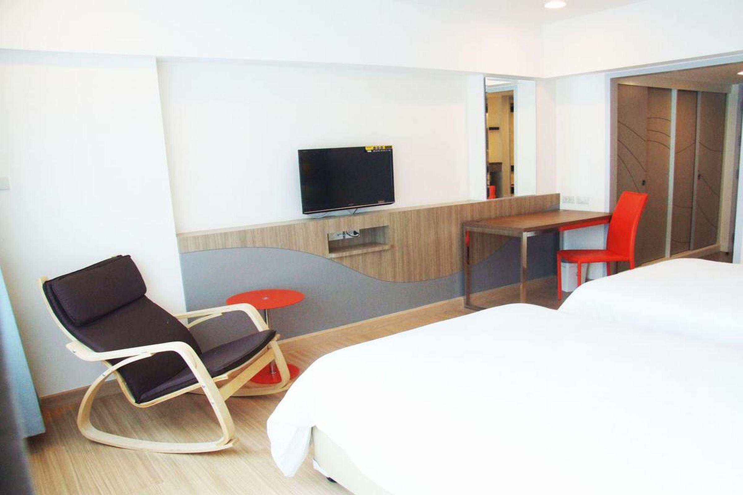 Grand Tower Inn Sathorn Hotel Бангкок Экстерьер фото