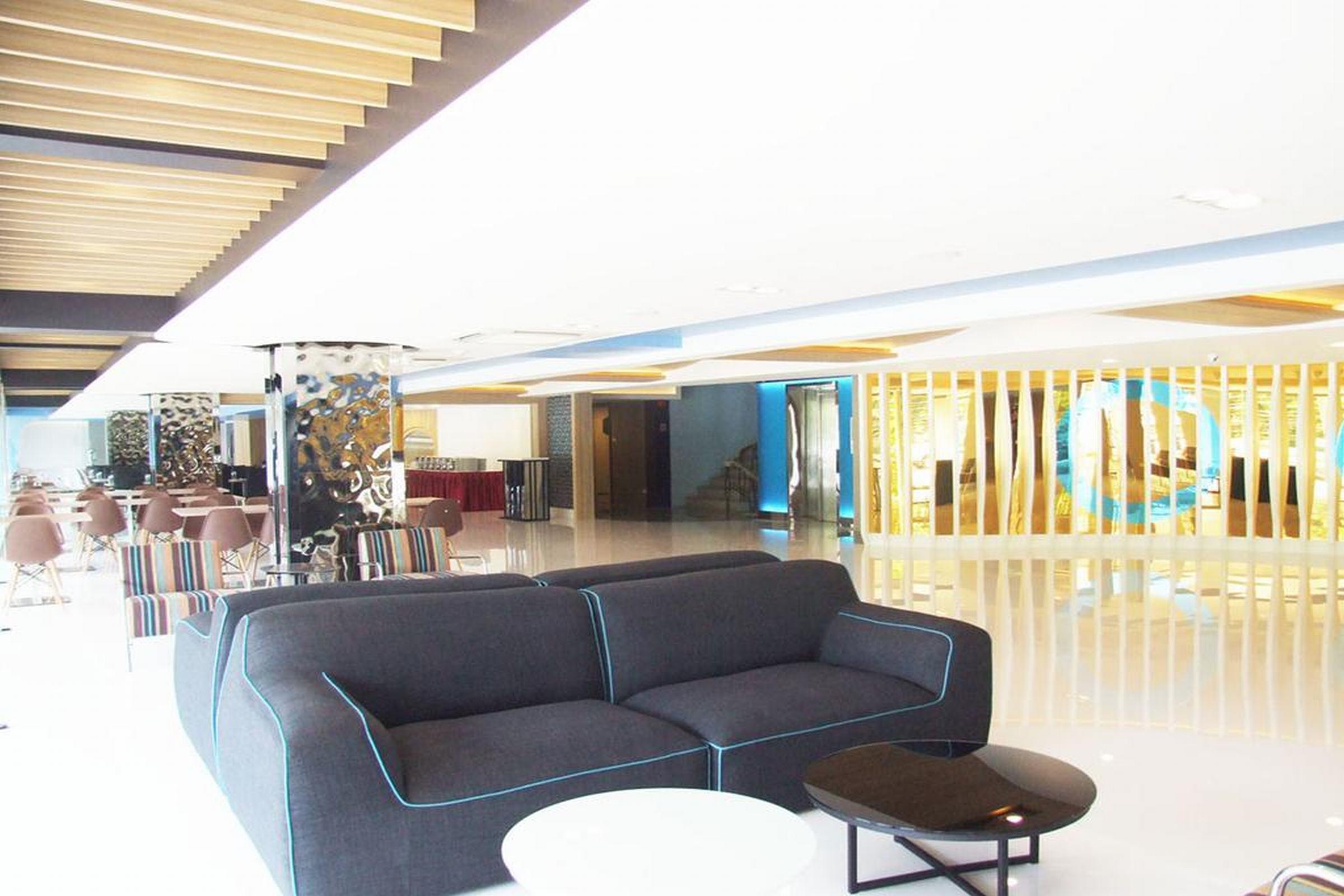 Grand Tower Inn Sathorn Hotel Бангкок Экстерьер фото