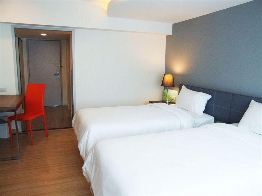 Grand Tower Inn Sathorn Hotel Бангкок Экстерьер фото