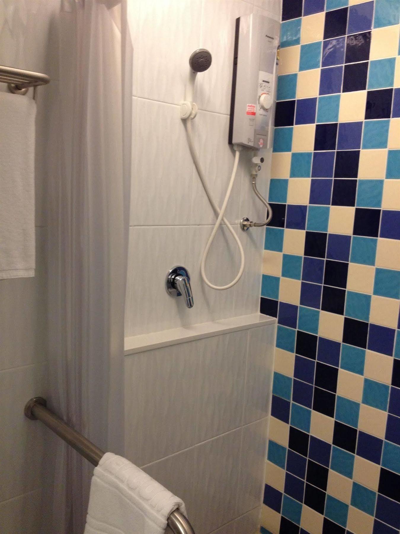 Grand Tower Inn Sathorn Hotel Бангкок Экстерьер фото