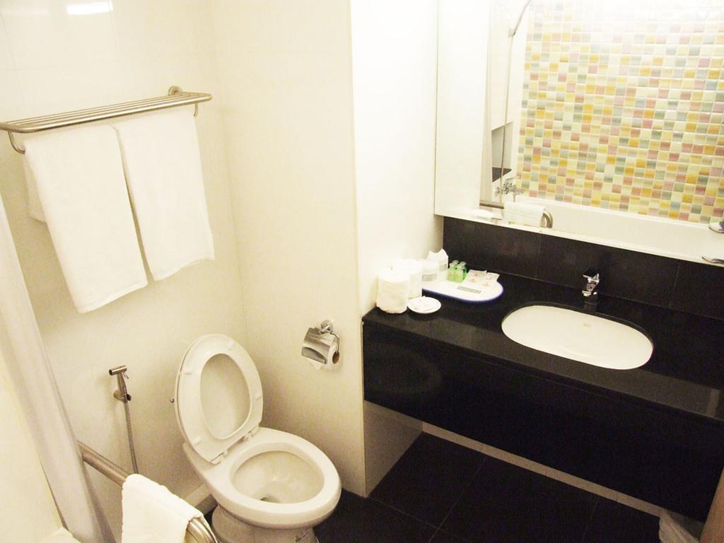 Grand Tower Inn Sathorn Hotel Бангкок Экстерьер фото