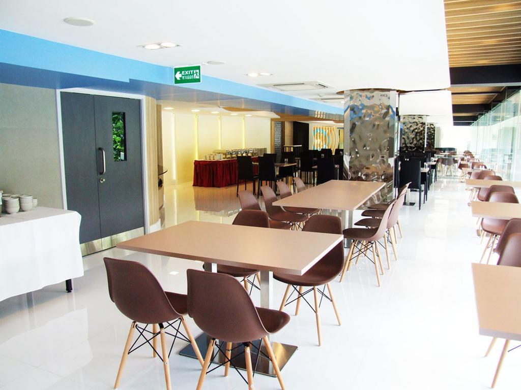 Grand Tower Inn Sathorn Hotel Бангкок Экстерьер фото